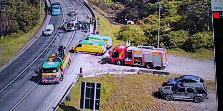 Tombamento de carreta mata uma pessoa na BR-376, em Guaratuba