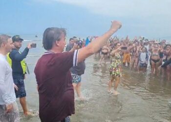 Bolsonaro passa o feriado de Carnaval em Guarujá