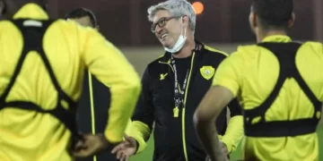 Hesitante com técnicos brasileiros, diretoria do Corinthians pensa em Odair Hellmann
