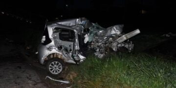 Carro e caminhão batem de frente na BR-153, em Jacarezinho