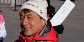 JACKIE CHAN CARREGA TOCHA OLÍMPICA NO TOPO DA GRANDE MURALHA DA CHINA