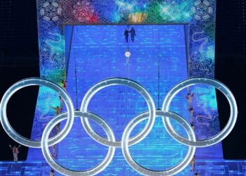 Jogos de Inverno começam em Pequim com anéis surgindo de bloco de gelo