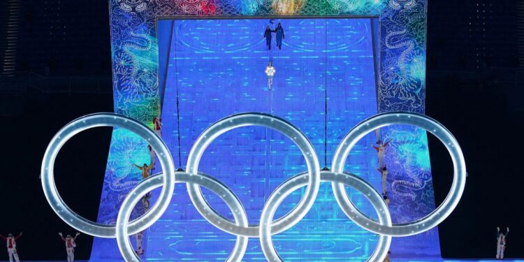 Jogos de Inverno começam em Pequim com anéis surgindo de bloco de gelo