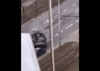 Tanque passa por cima de carro com motorista ucraniano dentro