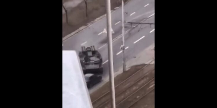 Tanque passa por cima de carro com motorista ucraniano dentro