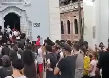 Vereador do PT de Curitiba lidera invasão de missa no Largo da Ordem para protestar contra racismo
