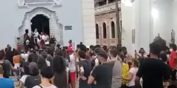 Vereador do PT de Curitiba lidera invasão de missa no Largo da Ordem para protestar contra racismo