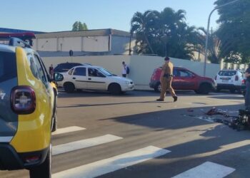 Adolescente que pilotava moto morre em batida com ônibus em Londrina, dizem bombeiros