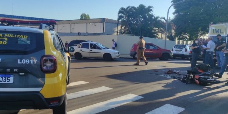 Adolescente que pilotava moto morre em batida com ônibus em Londrina, dizem bombeiros