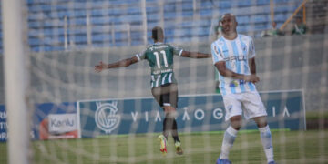 Coritiba estreia reforços, e vence o Londrina