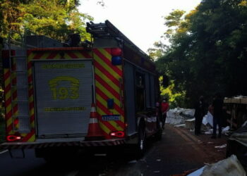 Carga cai de carreta e esmaga ciclista na rodovia, no PR