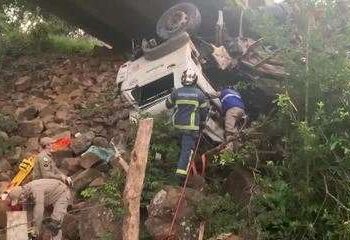 Três pessoas morrem após caminhão cair da ponte e capotar em Marquinho