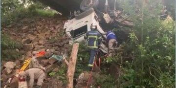 Três pessoas morrem após caminhão cair da ponte e capotar em Marquinho