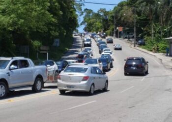 Motoristas aguardam mais de uma hora em fila do ferry-boat neste domingo (13), entre Matinhos e Guaratuba