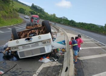 Caminhão tomba em Mauá e motorista fica preso às ferragens