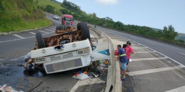 Caminhão tomba em Mauá e motorista fica preso às ferragens