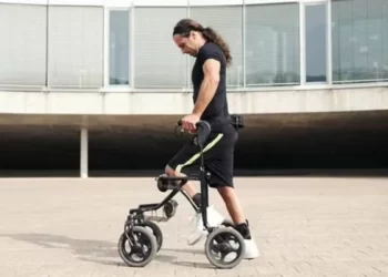 Três paraplégicos voltam a andar após implante revolucionário