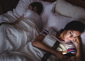 Uso contínuo de aparelhos eletrônicos pode causar problemas na pele