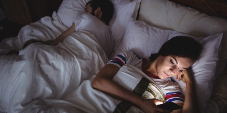 Uso contínuo de aparelhos eletrônicos pode causar problemas na pele