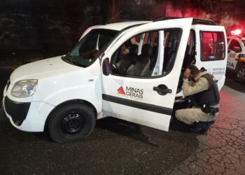 Homem usa carro de prefeitura para ir a motel com garota de programa, assalta ela, luta contra policiais e acaba preso, em BH
