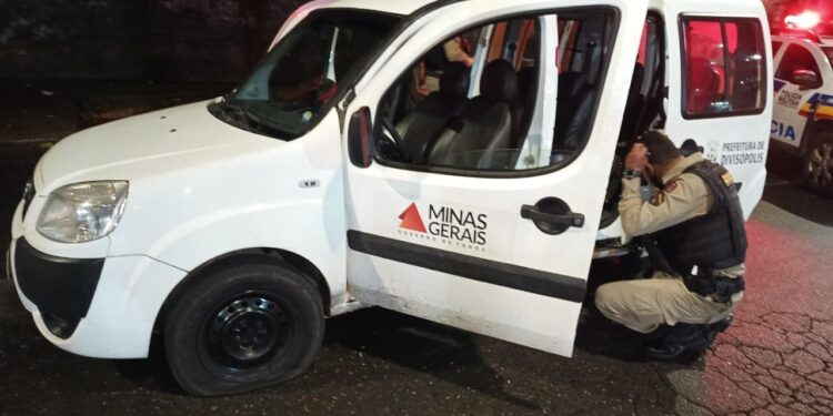 Homem usa carro de prefeitura para ir a motel com garota de programa, assalta ela, luta contra policiais e acaba preso, em BH
