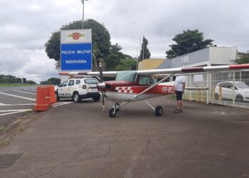 Avião faz pouso de emergência em rodovia de Piracicaba e ‘estaciona’ na base da Polícia Rodoviária