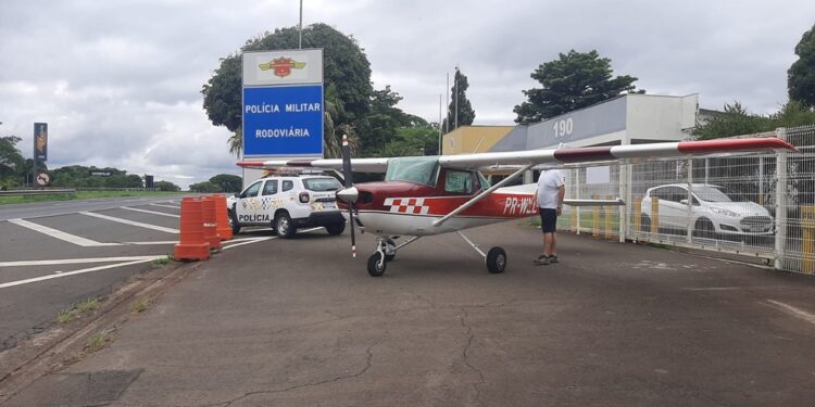 Avião faz pouso de emergência em rodovia de Piracicaba e ‘estaciona’ na base da Polícia Rodoviária