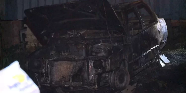 Marido sai para beber no boteco e mulher mete fogo no carro dele
