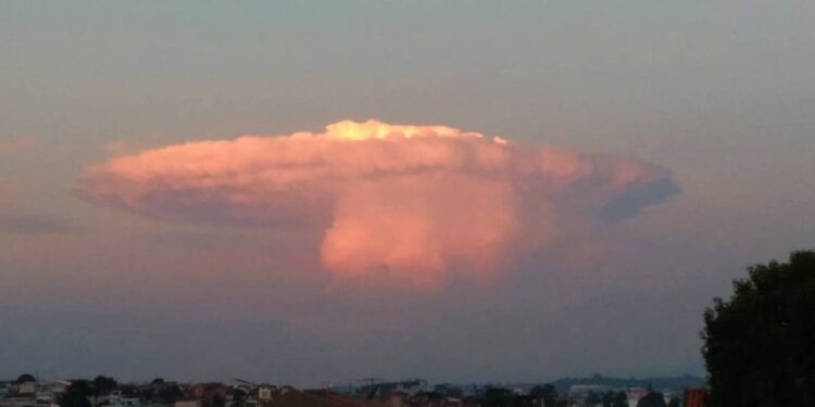 Nuvem “Disco Voador” chama atenção em Curitiba. Entenda o fenômeno!