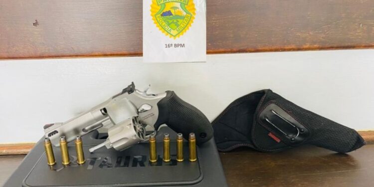 Porte ilegal de arma no Bairro Industrial