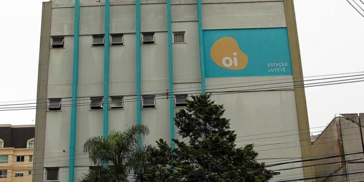 Clientes da Oi serão divididos entre Tim, Vivo e Claro. Guarapuava já tem nova operadora definida