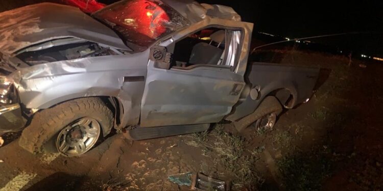 Três pessoas morrem e adolescente fica em estado grave após caminhonete capotar, em Ourizona