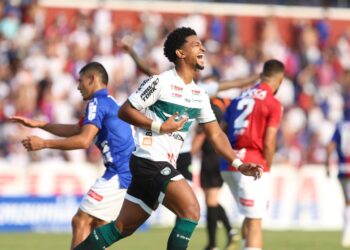 Coritiba vira contra Paraná Clube e pega liderança do Paranaense