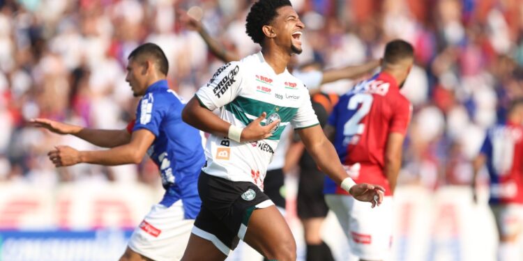 Coritiba vira contra Paraná Clube e pega liderança do Paranaense