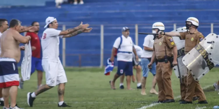 Após selvageria na Vila, Paraná pode perder até dez mandos e levar multa de R$ 200 mil