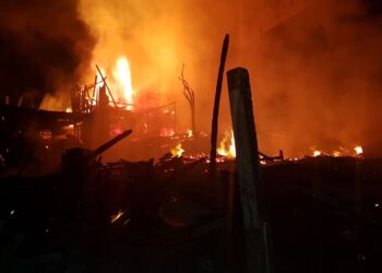 Incêndio destrói mais de 30 casas durante a madrugada em Curitiba; moradora grávida perdeu tudo