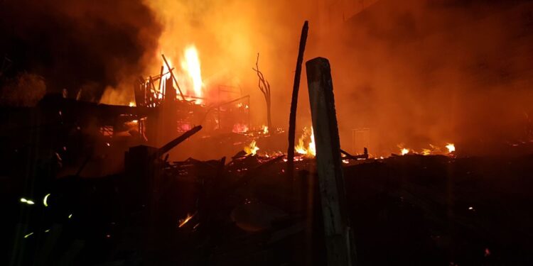 Incêndio destrói mais de 30 casas durante a madrugada em Curitiba; moradora grávida perdeu tudo