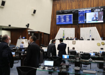 Assembleia aprova urgência para votação de projeto que proíbe passaporte da vacina no Paraná