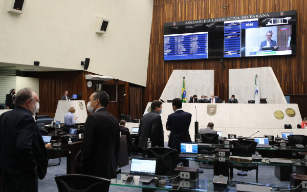 Assembleia aprova urgência para votação de projeto que proíbe passaporte da vacina no Paraná