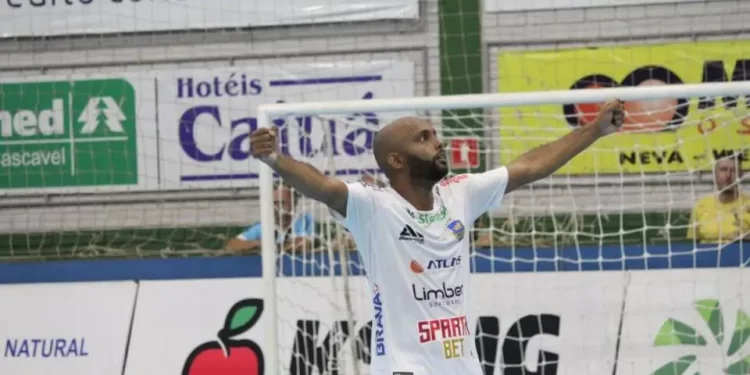 Duelo de campeões da Liga Nacional de Futsal termina com vitória do Pato em Cascavel