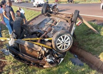 Mulher fica presa às ferragens após carro capotar na PR-317