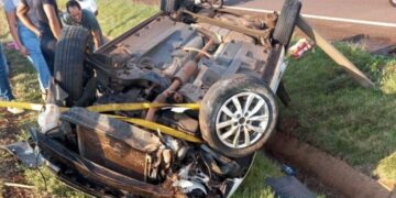 Mulher fica presa às ferragens após carro capotar na PR-317