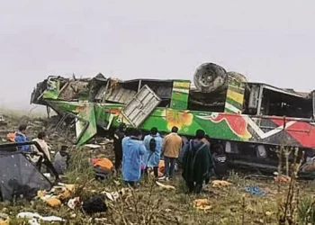 No Peru, ônibus cai em despenhadeiro de 100 metros e 20 pessoas morrem
