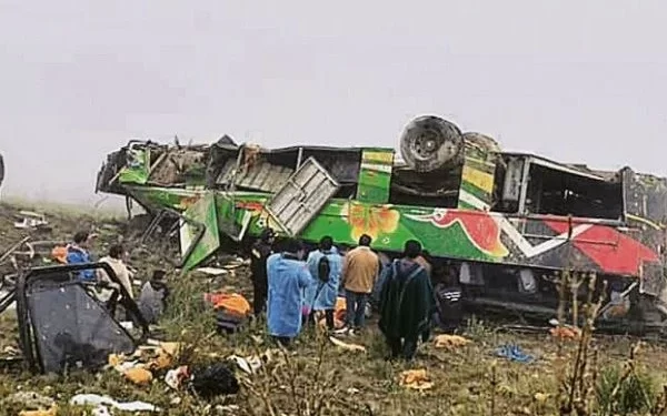 No Peru, ônibus cai em despenhadeiro de 100 metros e 20 pessoas morrem