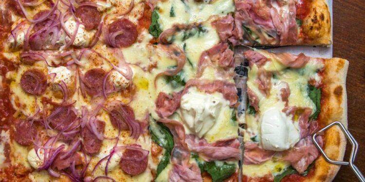 Pizzaria pode cobrar a pizza com base no sabor mais caro? Claudia Silvano responde!