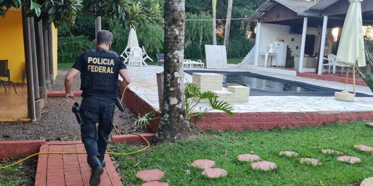 PF faz operação contra grupo suspeito de movimentar R$ 11 milhões com dinheiro do tráfico internacional de drogas