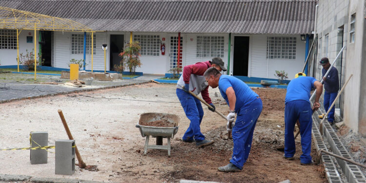 Ações do Paraná que estimulam trabalho e renda dos presos são destaques em coletânea nacional