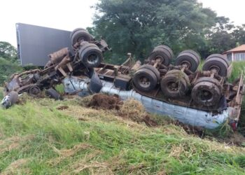 Jovem sem habilitação capota caminhão carregado com cerca de 26 toneladas de milho na BR-376, em Ponta Grossa