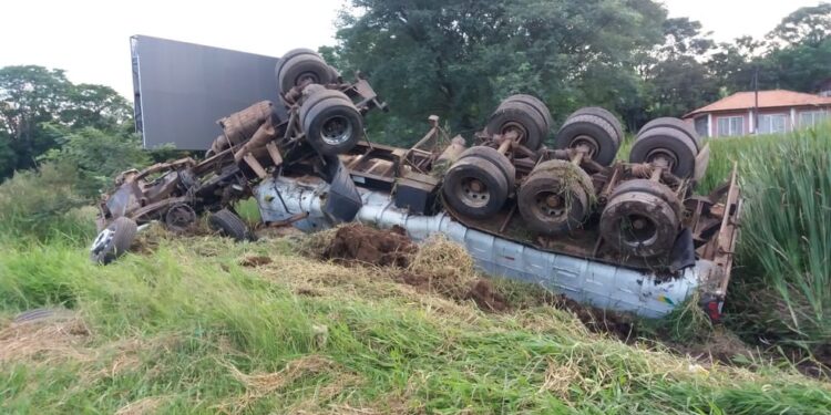 Jovem sem habilitação capota caminhão carregado com cerca de 26 toneladas de milho na BR-376, em Ponta Grossa