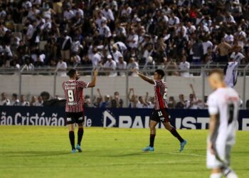 São Paulo vira no fim contra a Ponte e deixa a zona de rebaixamento